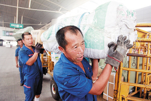 高溫下，追著火車(chē)跑的搬運(yùn)工 每天裝卸600行包，用汗水保運(yùn)輸暢通